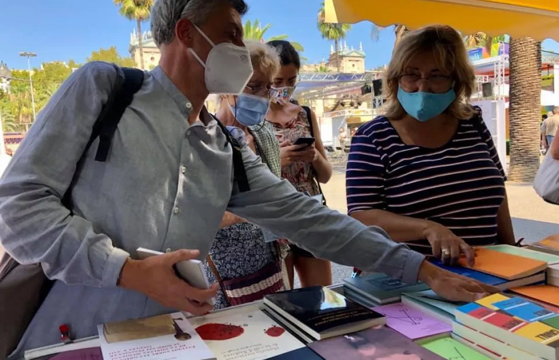   Manel Gibert, visitant una de les parades de l’edició. 