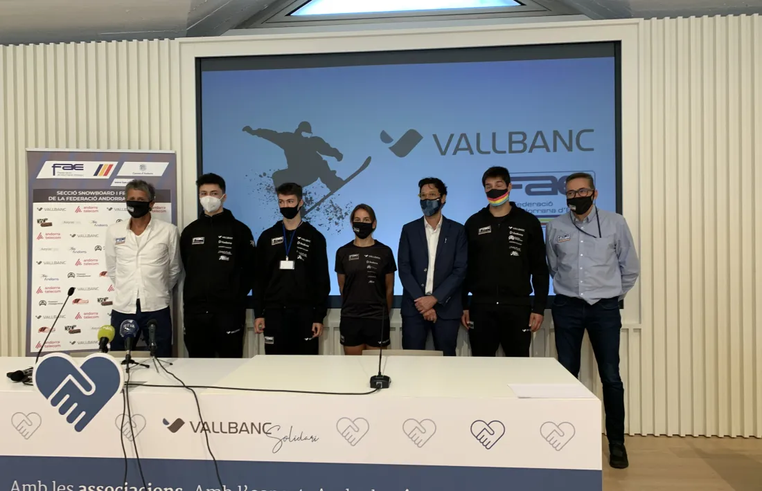 L’equip de surf de neu de la FAE es va presentar ahir a la seu de Vall Banc.  Foto: V. D.