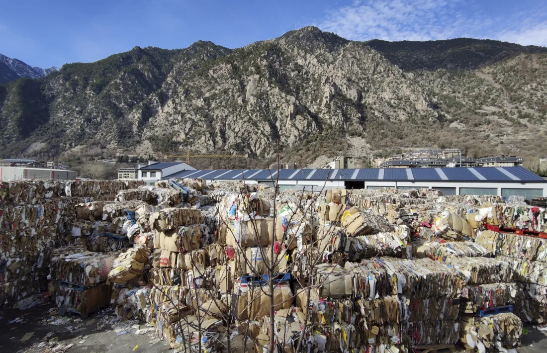 Catrons per a reciclatges acumulats en una planta del país.