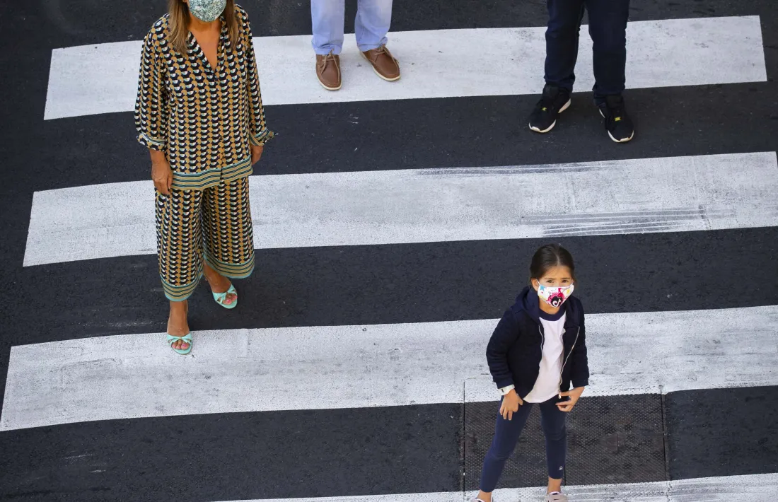 Contxita Marsol amb algunes nenes i nens.