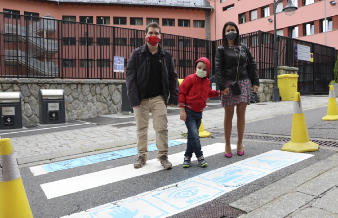 Laura Mas creuant amb uns nens