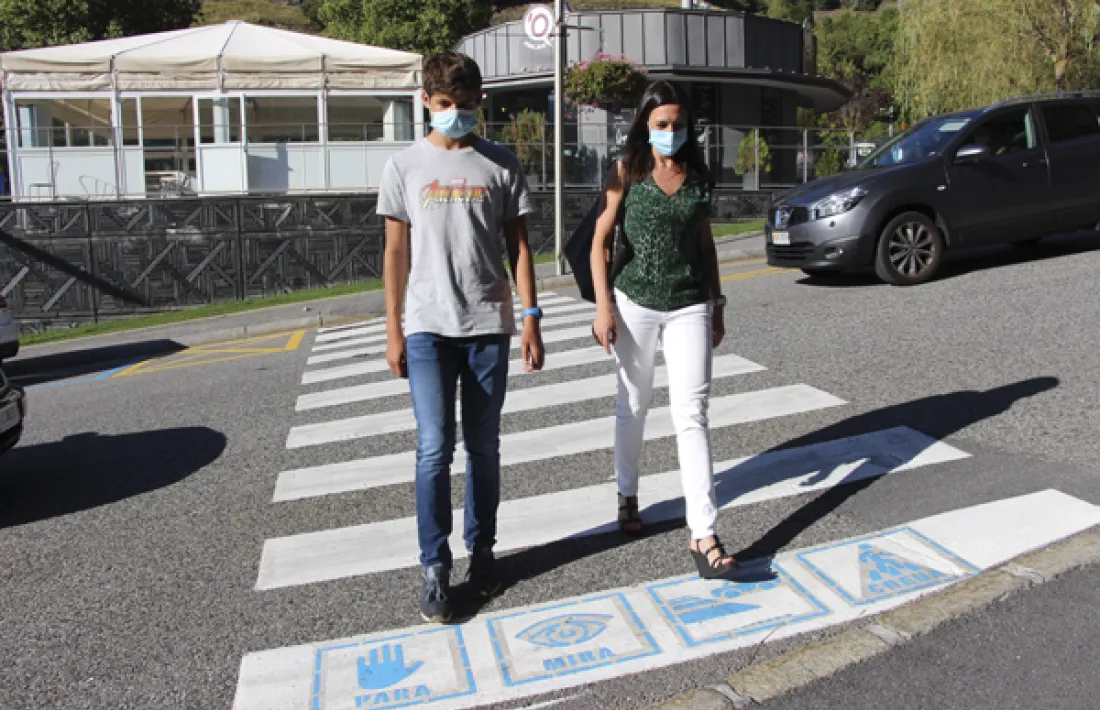 Eva Choy creuant el pas de vianants amb un jove 