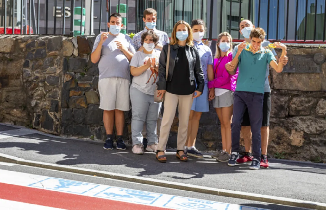 Rosa Gili amb un grup de nenes i nens