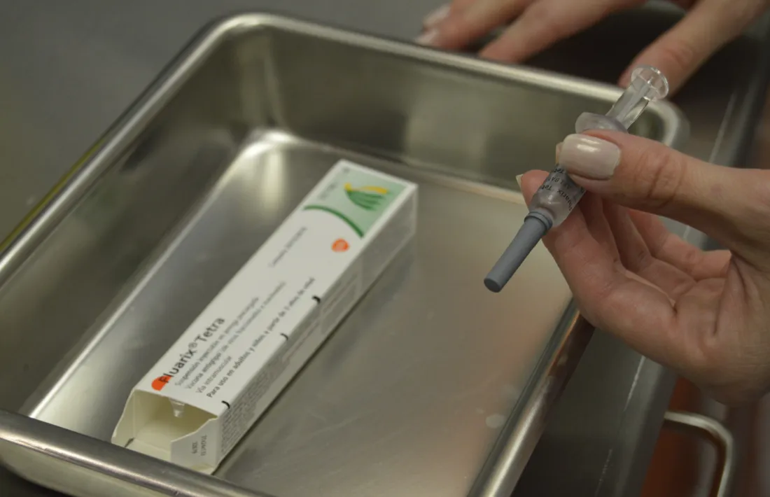 Una persona es vacuna de la grip en el marc d’una campanya anterior.