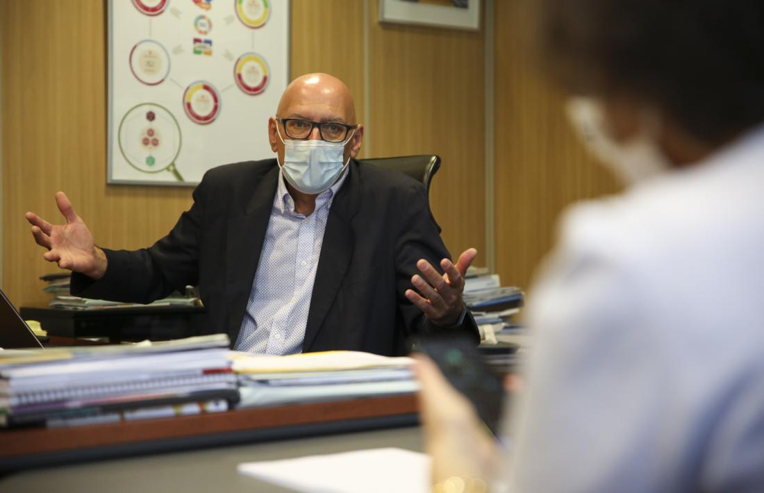 El rector durant l'entrevista. Les normes higièniques a la universitat són estrictes, manté; tant que no es treu la mascareta ni per fer la fotografia de rigor.
