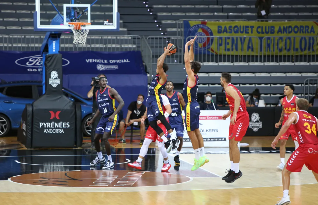 El base del BC MoraBanc, Clevin Hannah, va anotar 16 punts i va valorar 21 en el triomf contra el seu exequip, l’UCAM Múrcia.   Foto: Facundo Santana