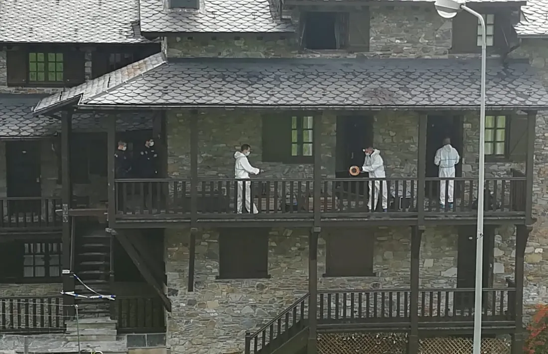 Agents del servei de Policia inspeccionen el xalet on s'ha perpetrat l'homicidi.