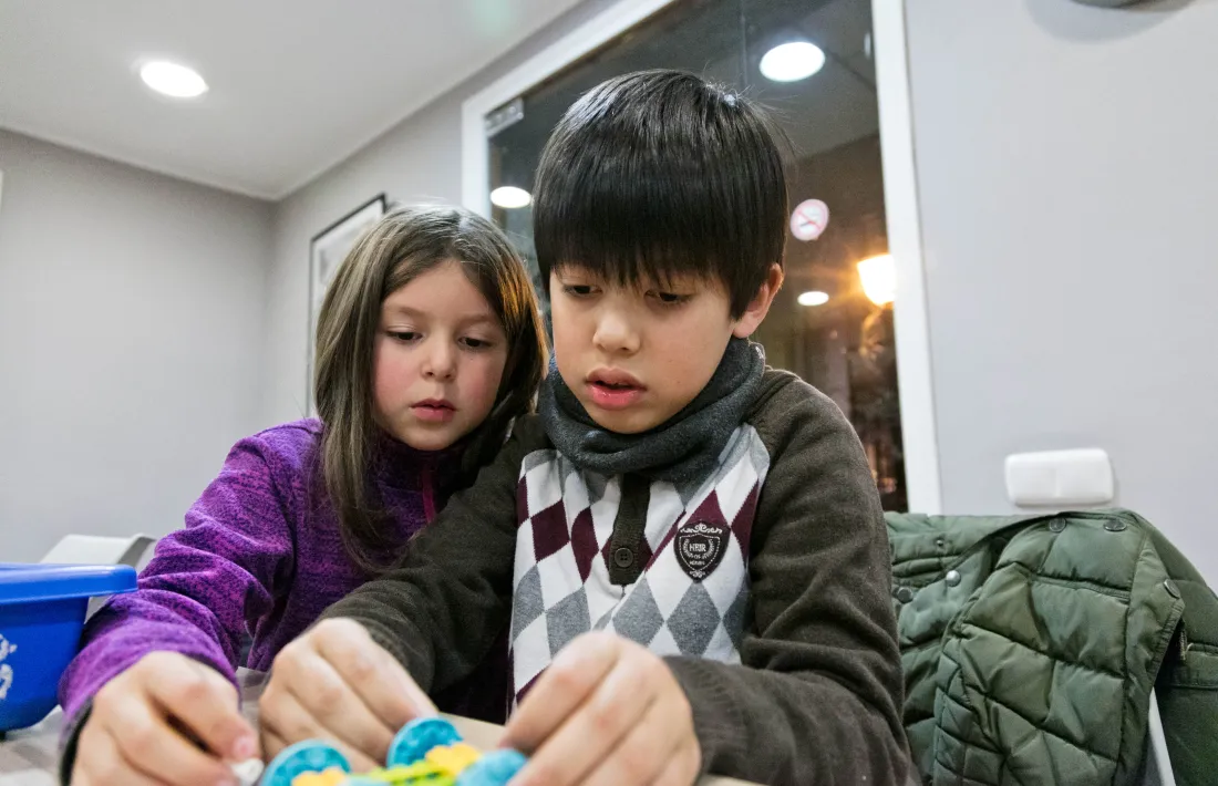 Dos infants participants del taller de robòtica de la passada edició.