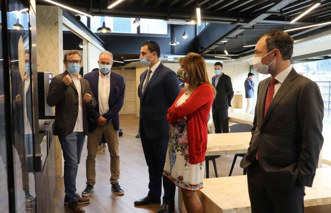 Les autoritats visiten el 'coworking' de Bomosa.