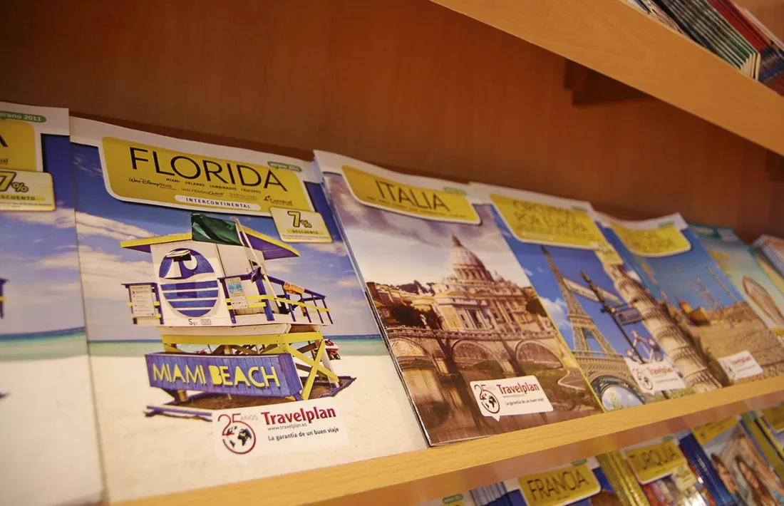 Catàlegs de diferents destinacions en una agència de viatges.