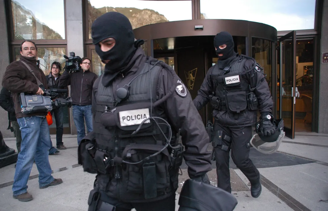 La policia sortint del Roc de Caldes el dia del crim, el 23 de febrer del 2006.