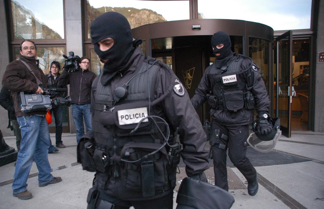 La policia sortint del Roc de Caldes el dia del crim, el 23 de febrer del 2006.