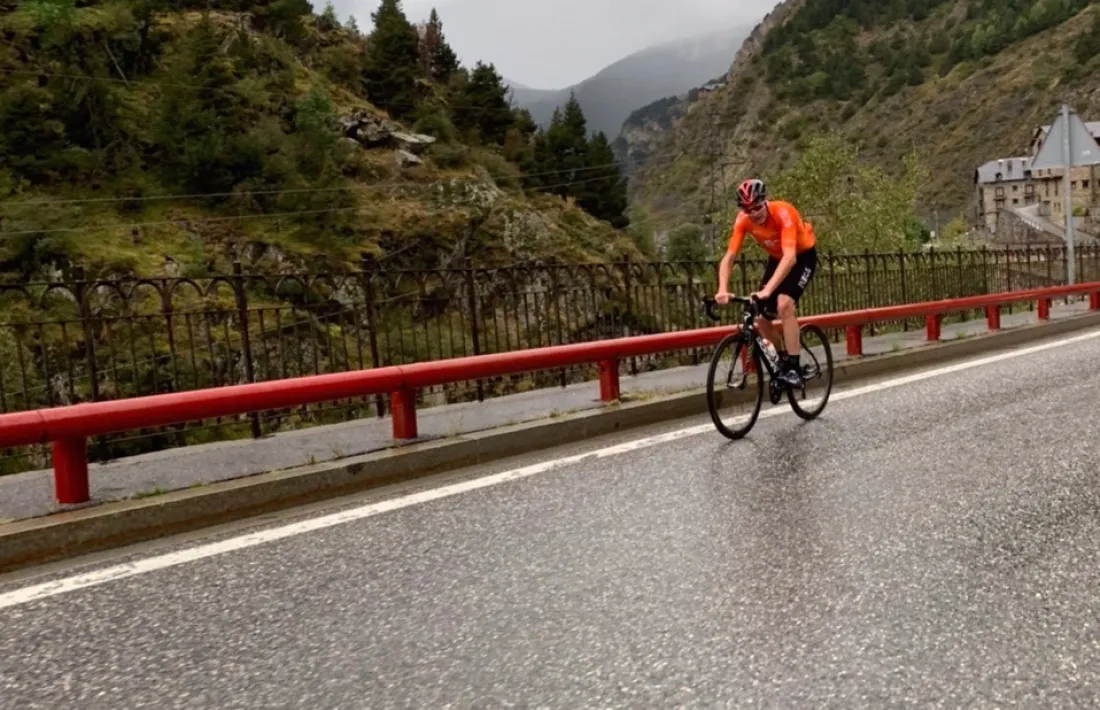 Chris Froome entrenant-se al país.   Foto: Twitter PyreneesWorship