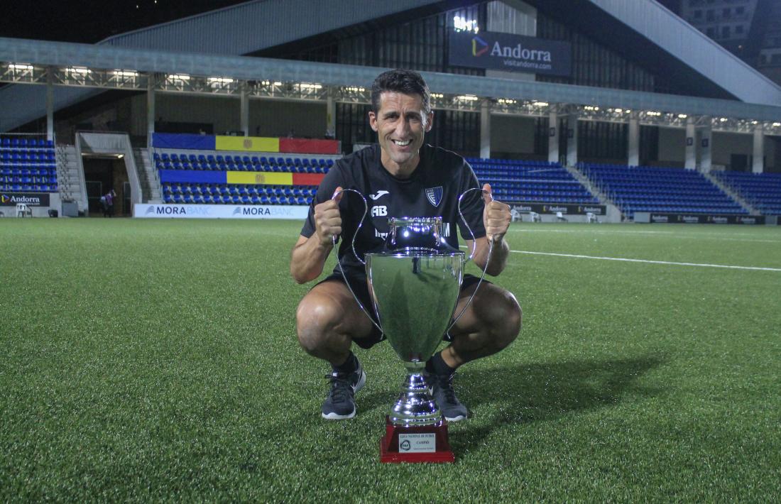  El tècnic navarrès Adolfo Baines deixa l’Inter Club Escaldes amb dos títols. Foto: Interescaldes.com