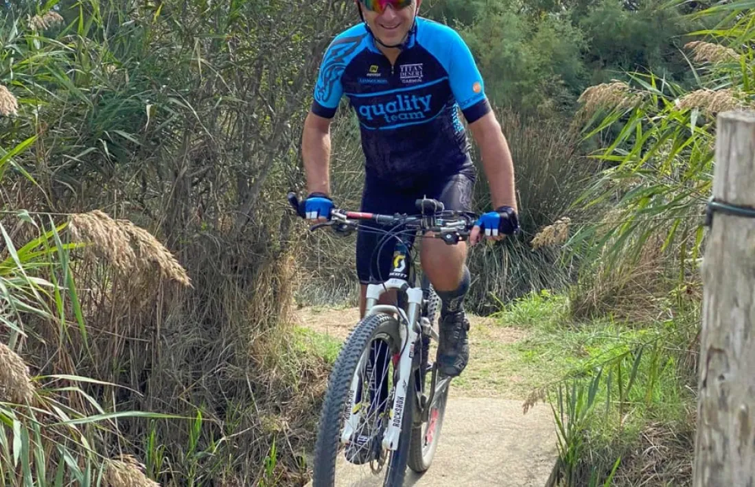 El ‘biker’ Ramon Aranda, entrenant per l’Alt Empordà, torna a somriure a sobre de la bicicleta.   Foto: Foto cedida per Ramon Aranda