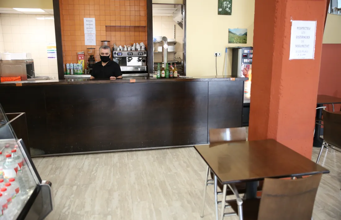 El Cándido, del Grandalla, diu que la barra, ara buida per força, “és l’ànima d’un bar”.