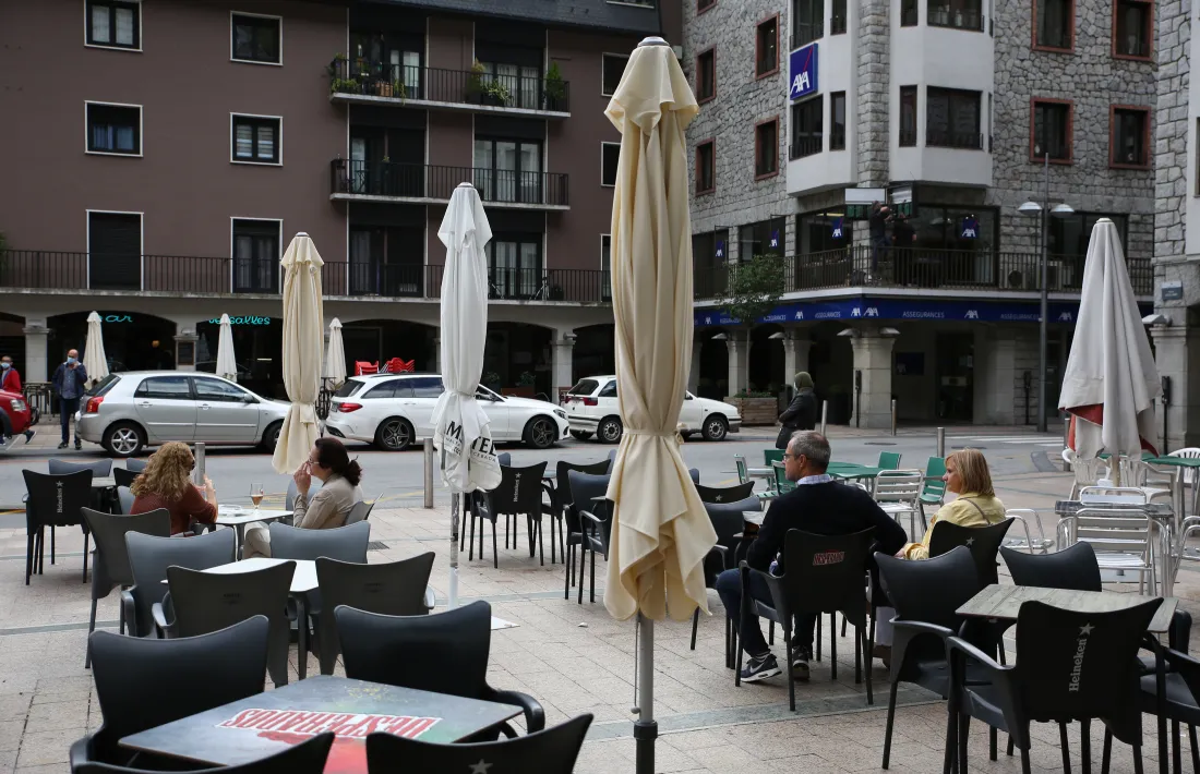 Aspecte de les terrasses de les Arcades, amb dos clients per taula.