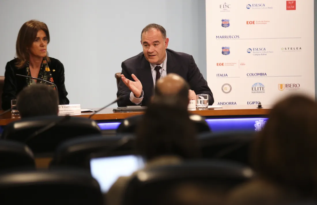  La ministra d'Educació, Esther Vilarrubla, amb el el CEO de Planeta Formació i Universitats, Carlos Giménez, en la presentació de la Universitat Carlemany. 