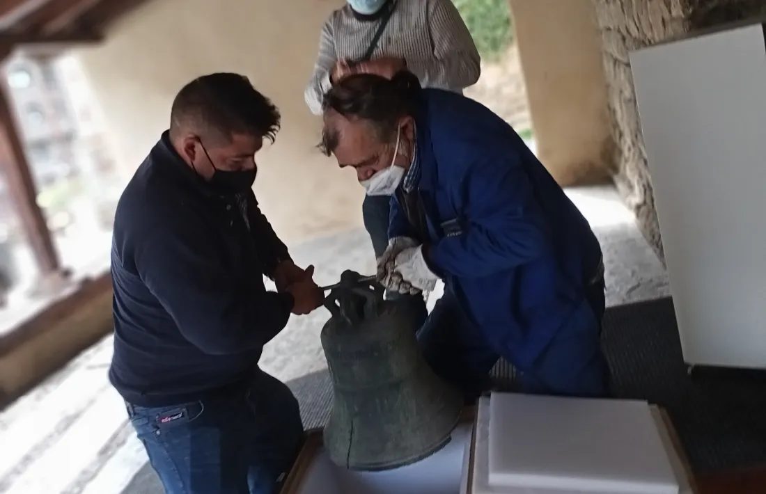  Franciso Gómez, a l’esquerra, col·loca la campana a l’estoig ‘ad hoc’ amb què viatjarà fins al taller de Rafelbunyol.
