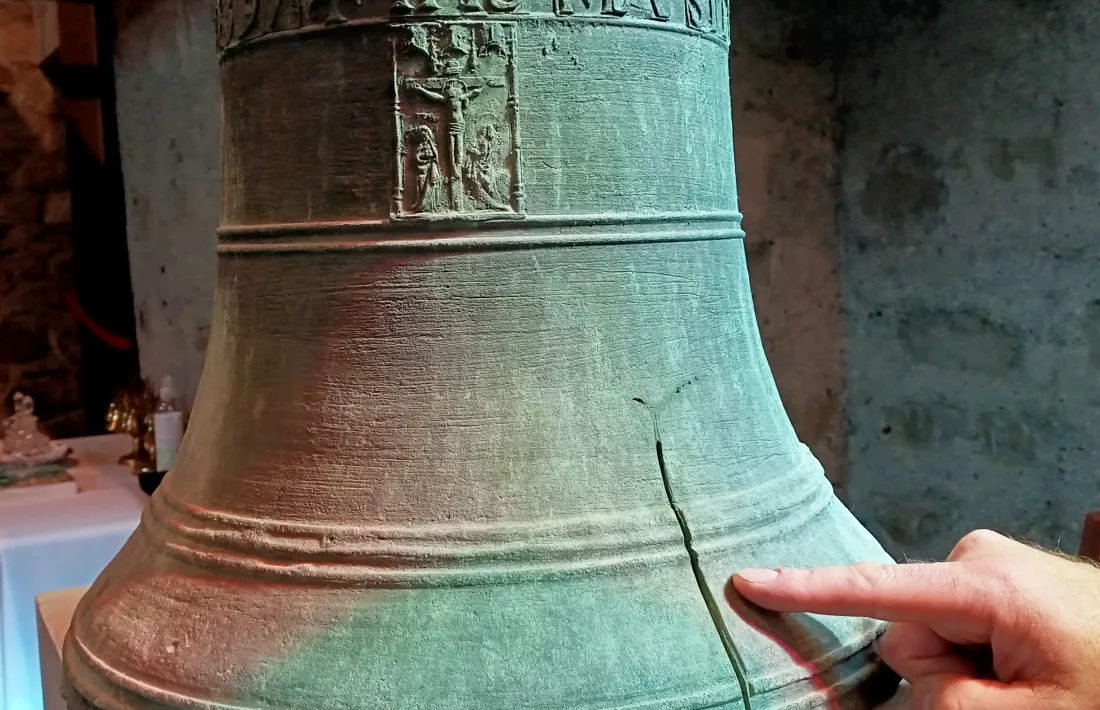 Lizarte assenyala l’esquerda, d’uns 15 centímetres de llarg. La campana en fa 42 d’alçada i pesa 40 quilos.