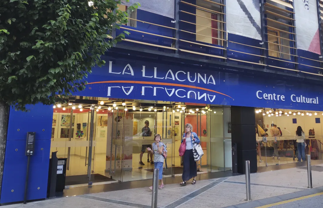   L’edifici de La Llacuna, que allotja l’activitat d’educació artística del Comú. 