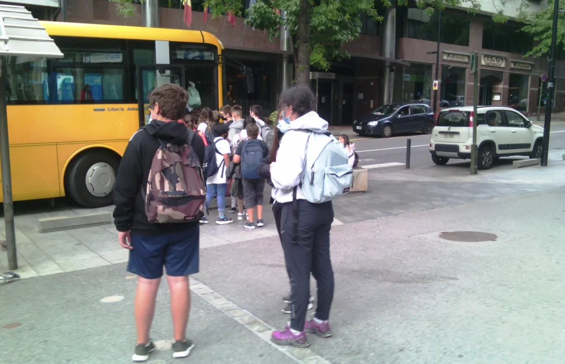 Estudiants en el moment de pujar al bus a la parada, ahir a la tarda.