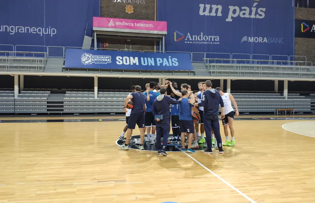 La plantilla del BC MoraBanc tanca avui a les 17 hores a València una setmana convulsa després de tres falsos positius.  Foto: Twitter BC MoraBanc