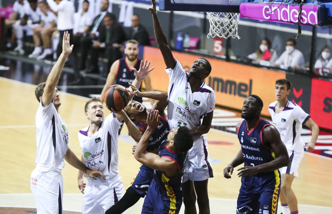 Clevin Hannah entra a cistella davant de l’oposició del jove pivot congolès de l’Unicaja Màlaga, Yannick Nzosa.   Foto: Facundo Santana
