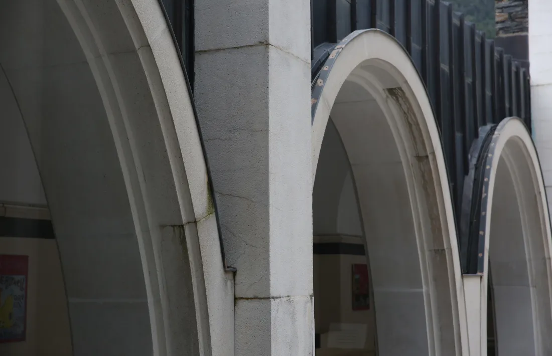 El deteriorament que afecta a l’emblemàtic edifici projectat als setanta per Ricard Bofill és visible a ull nu i quasi en qualsevol racó del santuari. 