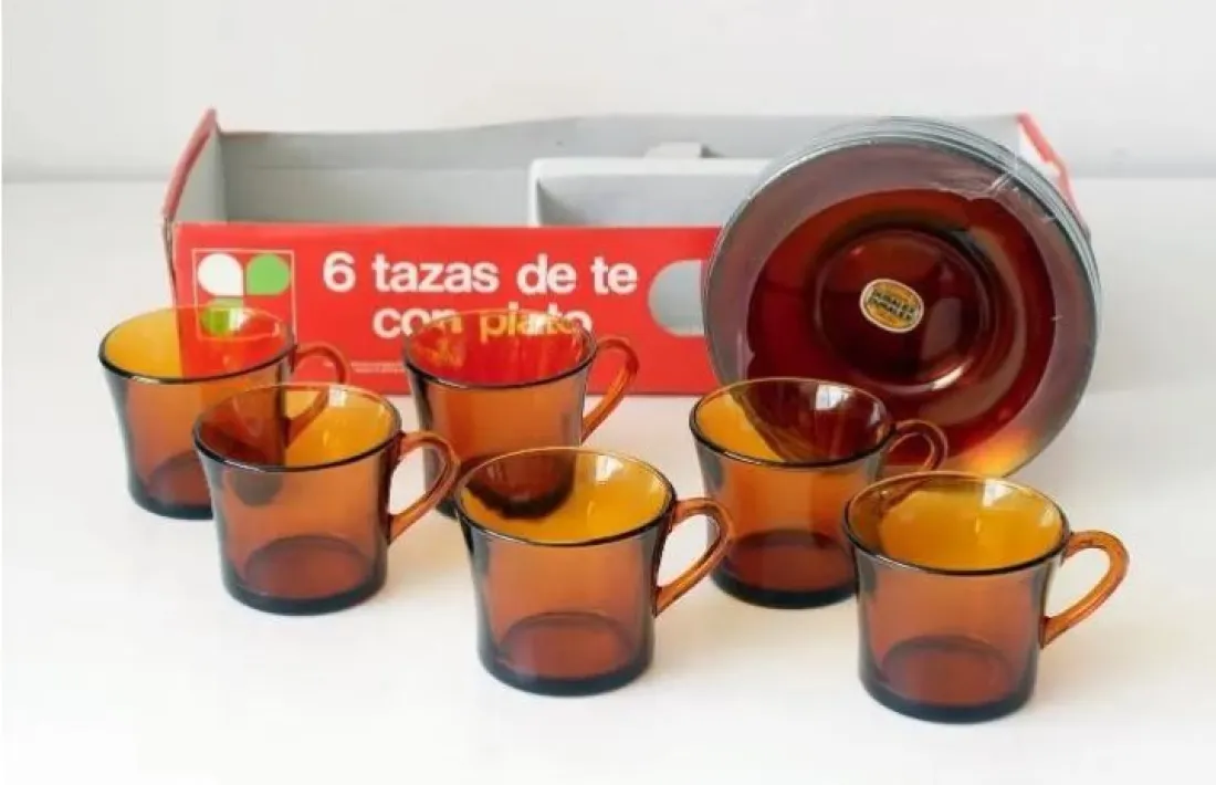 Els jocs de tasses que les sogres han conservat amb carinyo, convertits en objecte de col·leccionistes. 