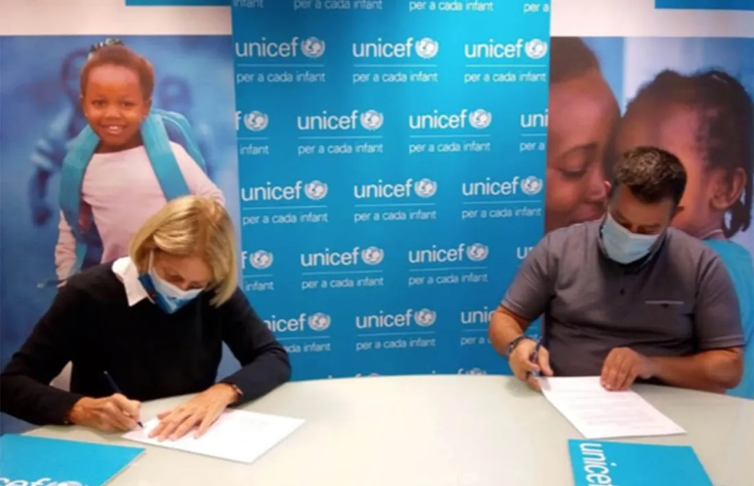 La presidenta d'Unicef Andorra, Laura Àlvarez, com el president del Copsia, Òscar Fernàndez, durant la signatura.
