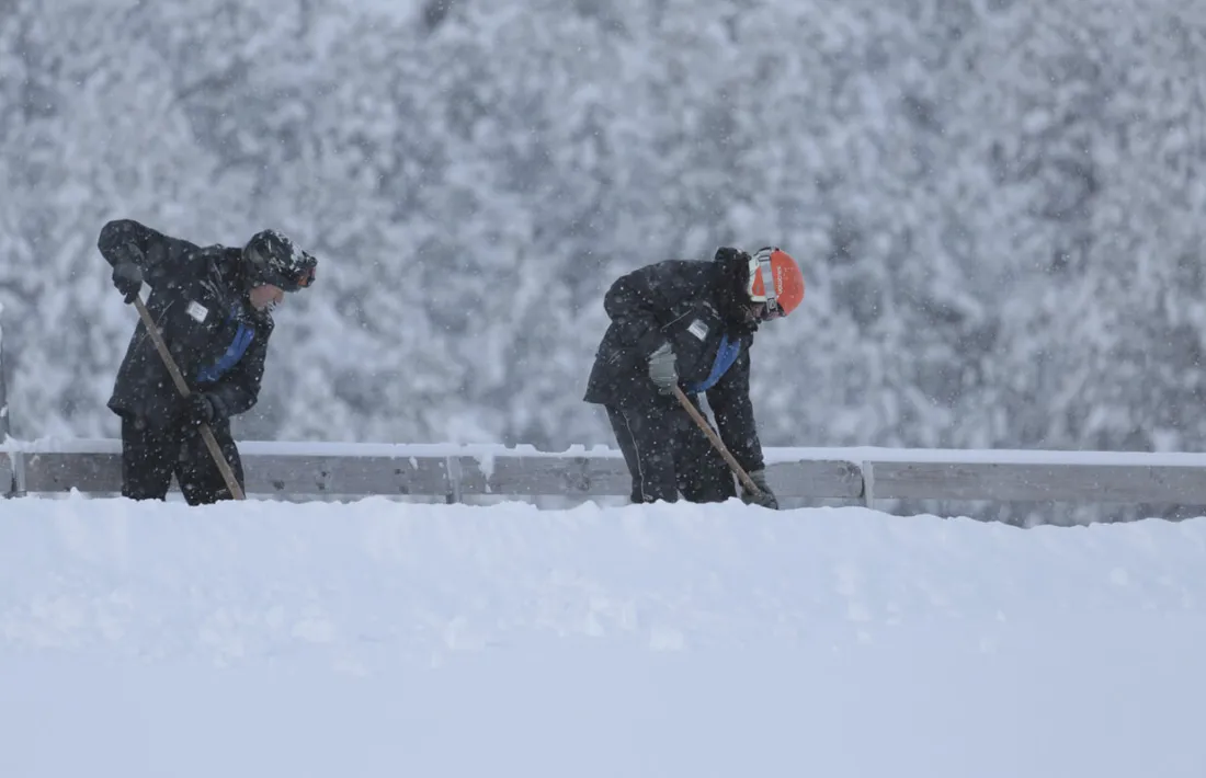 Treballadors a les pistes de Grandvalira.
