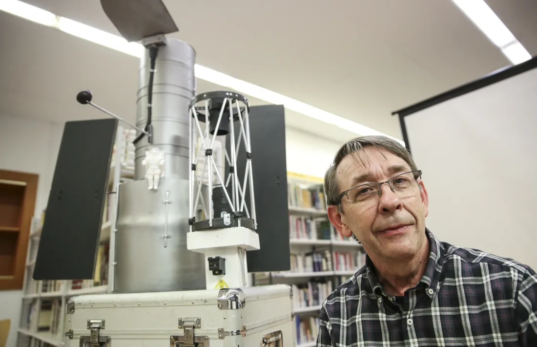  Pujol, amb una maqueta a escala del telescopi espacial Hubble, ahir a la biblioteca comunal d’Encamp.