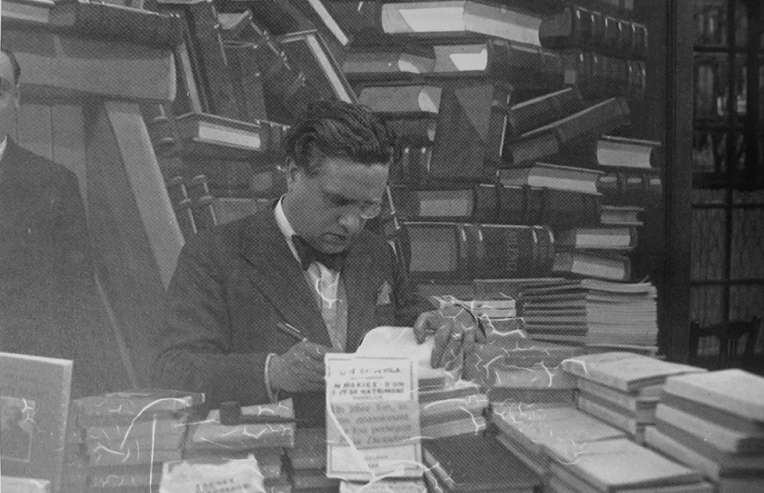  Sant Jordi, 1931: Capdevila firma exemplars de ‘Memòries d’un llit de matrimoni’ a la fira del llibre.