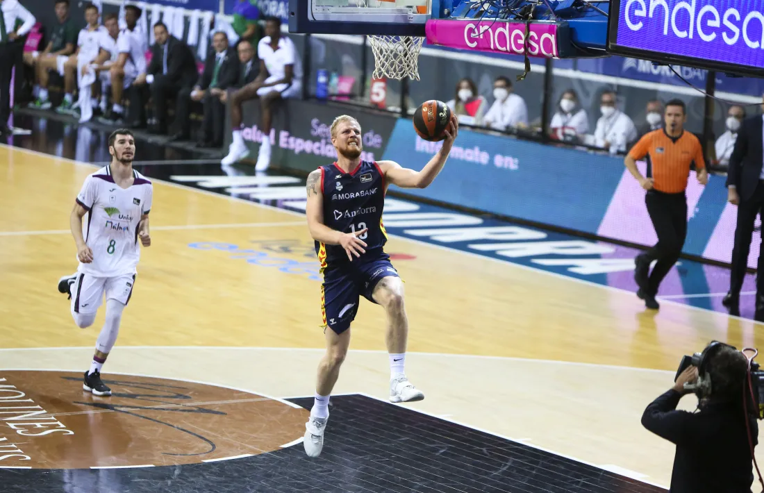 Haukur Palsson es va lesionar abans de fer aquesta entrada a cistella. Foto: Facundo Santana