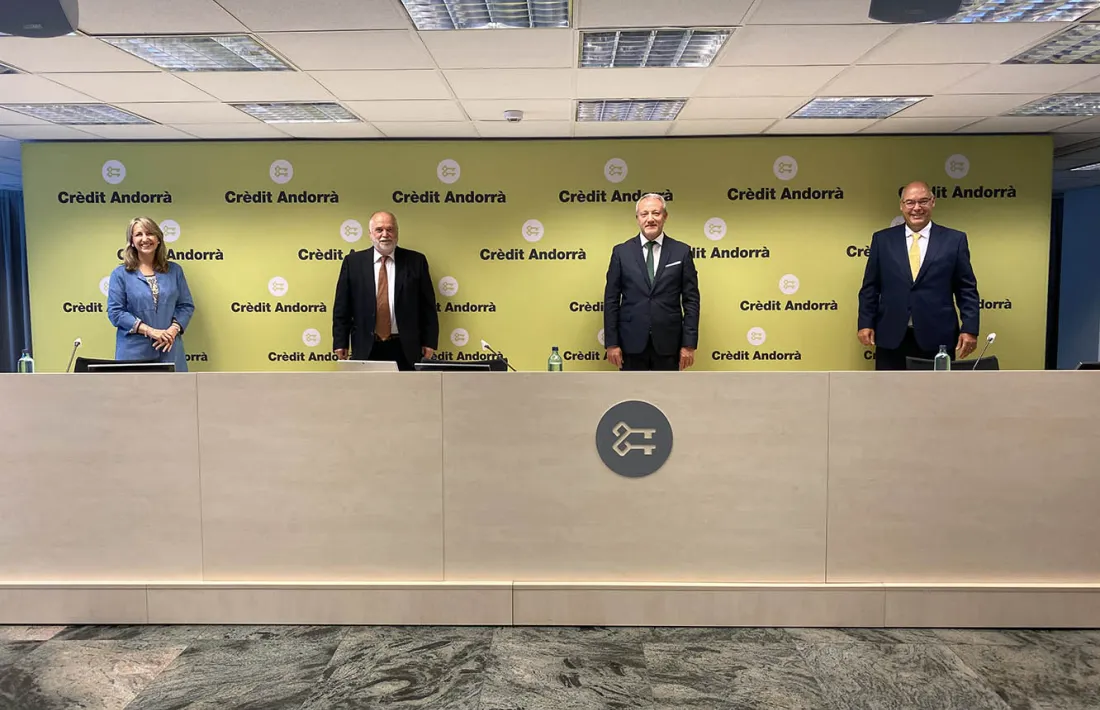 Montse Guardia, directora general d’Alastria Blockchain Ecosystem; el professor emèrit de Comptabilitat i Control a l’IESE, Josep Maria Rosanas; el director de Comunicació Corporativa i Màrqueting de Crèdit Andorrà, Joan Ramon Mas i Albert Fernández, titular de la Càtedra Crèdit Andorrà d’Emprenedoria i Banca.