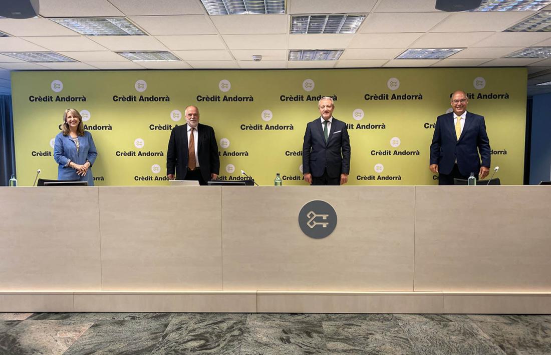 Montse Guardia, directora general d’Alastria Blockchain Ecosystem; el professor emèrit de Comptabilitat i Control a l’IESE, Josep Maria Rosanas; el director de Comunicació Corporativa i Màrqueting de Crèdit Andorrà, Joan Ramon Mas i Albert Fernández, titular de la Càtedra Crèdit Andorrà d’Emprenedoria i Banca.