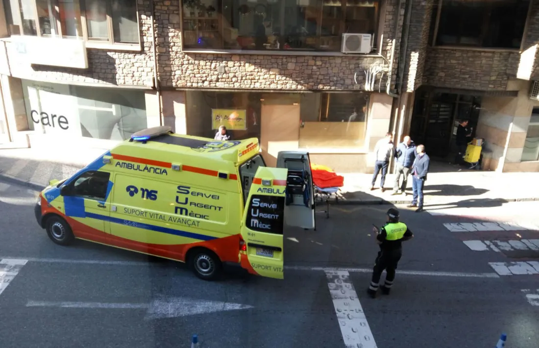 Una ambulància traslladant a un ferit.
