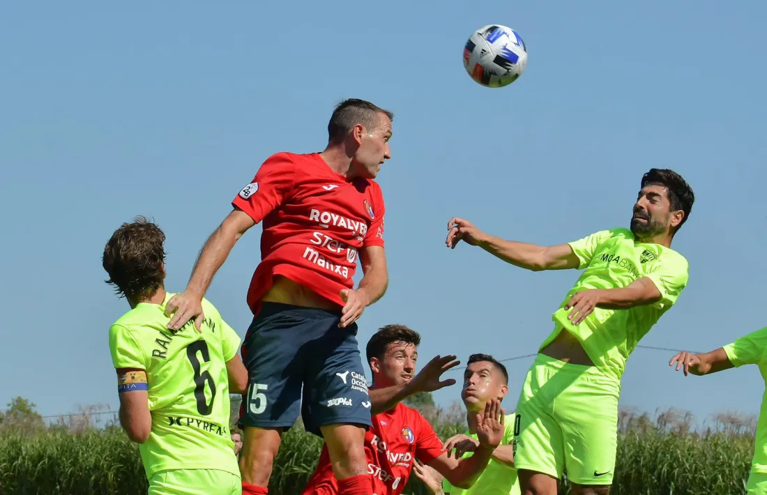 El central de la UE Olot, Alan Baró, remata de cap en l’amistat contra l’FC Andorra. Foto: Twitter UE Olot