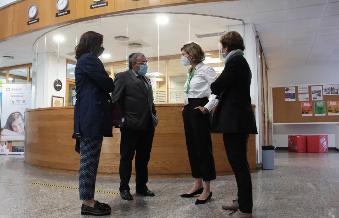 L'ambaixador d'Espanya a Andorra, Àngel Ros, amb la directora de l'Agora International School, Clara Pintat, a l'entrada del centre.
