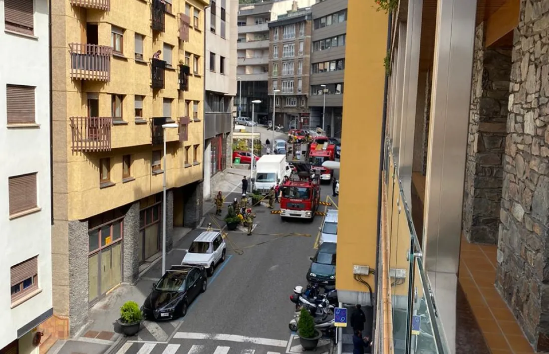 Camions de bombers actuant a la zona.