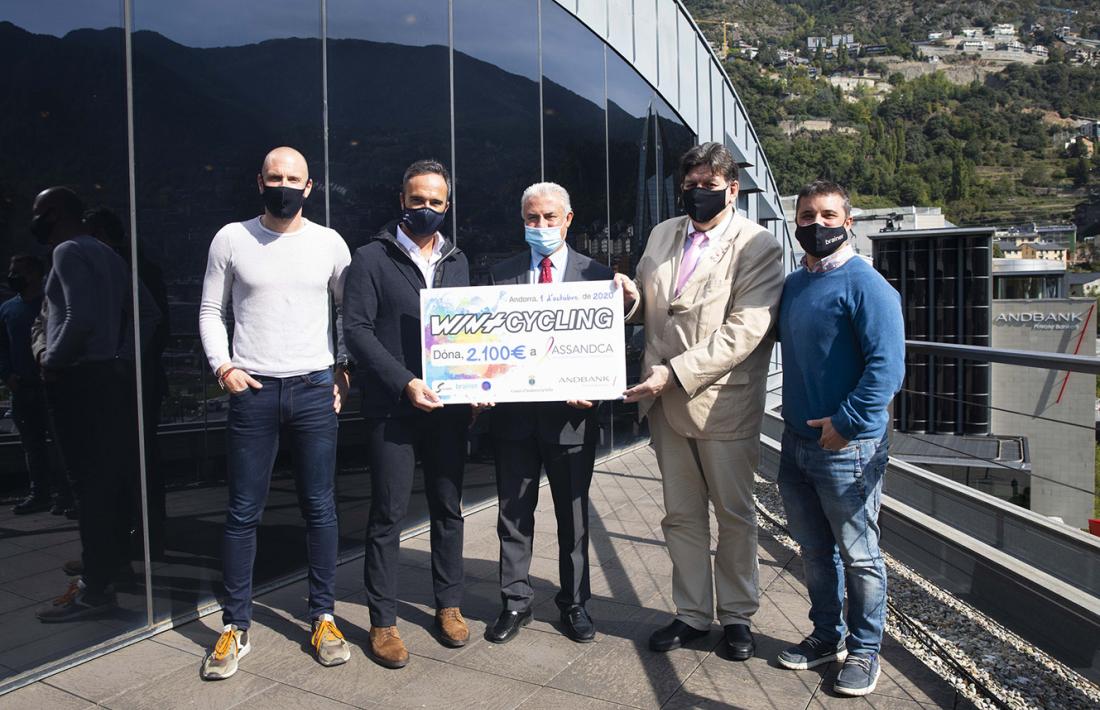 L'entrega del xec per part del conseller d'Esports i Joventut del comú d'Andorra la Vella, Alain Cabanes, i el sotsdirector general banca país d'Andbank, Josep Maria Cabanes, al president d'Assandca, Josep Saravia.