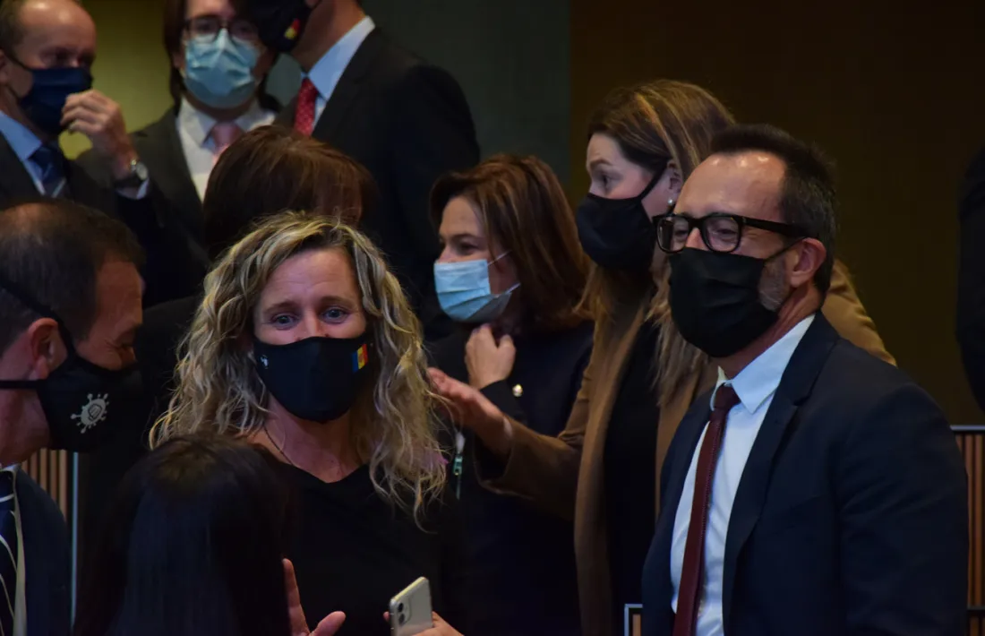 El ministre d’Afers Socials conversa amb el titular d’Ordenament i la parlamentària liberal Eva López abans de l’inici de la sessió.