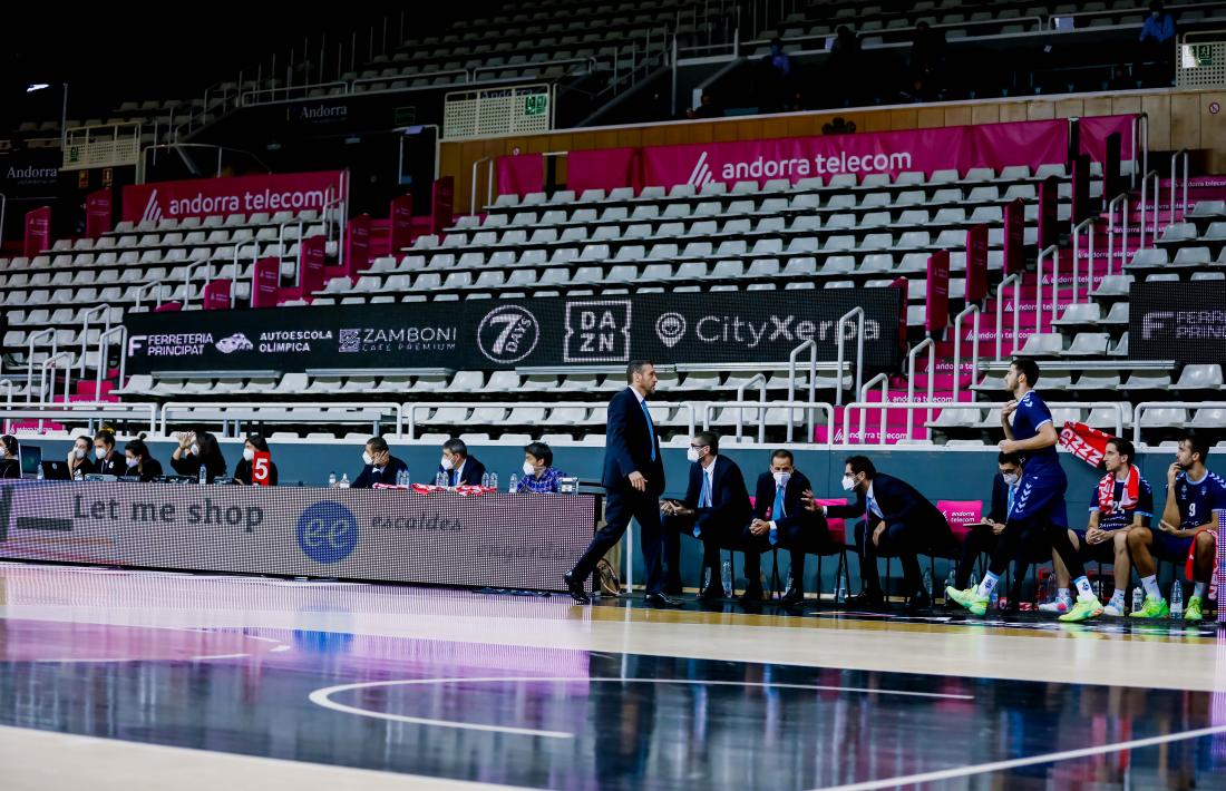 Les graderies del Poliesportiu buides. Foto: Martín Imatge