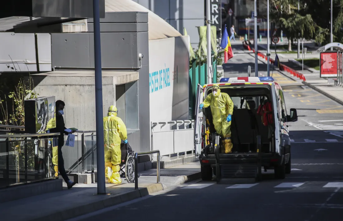 Membres de la Creu Roja durant un trasllat d'un usuari de Salita cap al Cedre el passat mes d'abril.