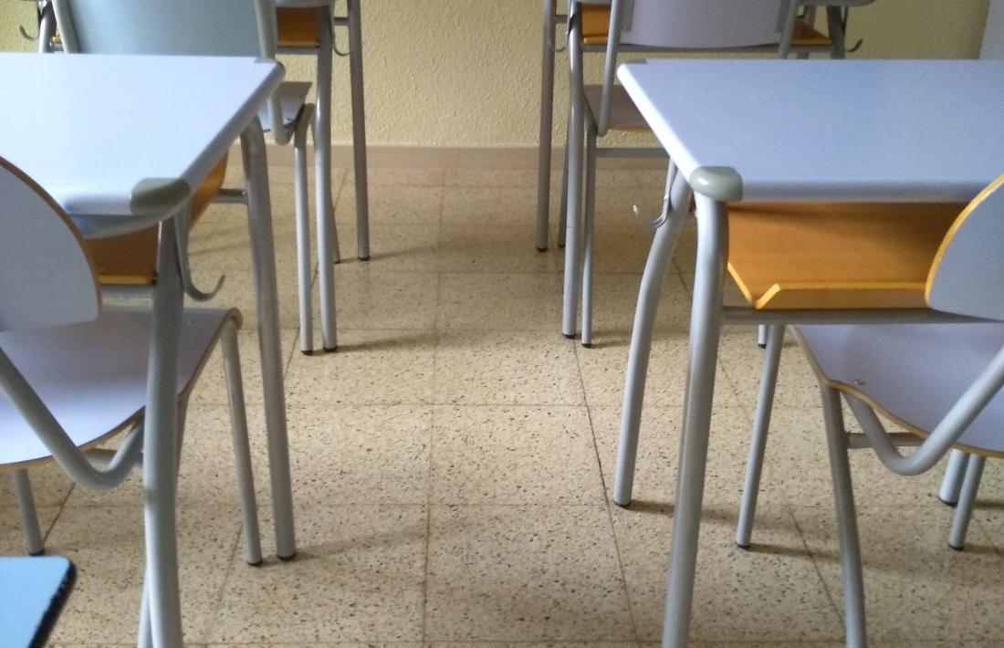 Una aula buida al col·legi Sant Ermengol.