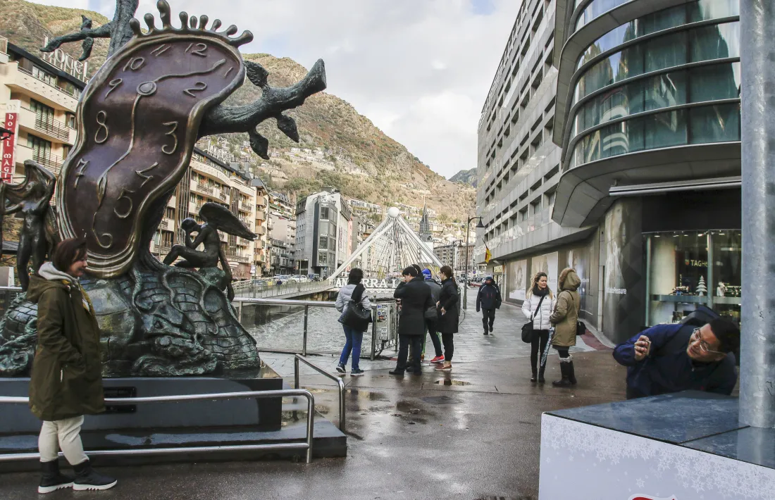 Turistes fent-se fotografies davant de l’escultura de Dalí, a la plaça de la Rotonda.