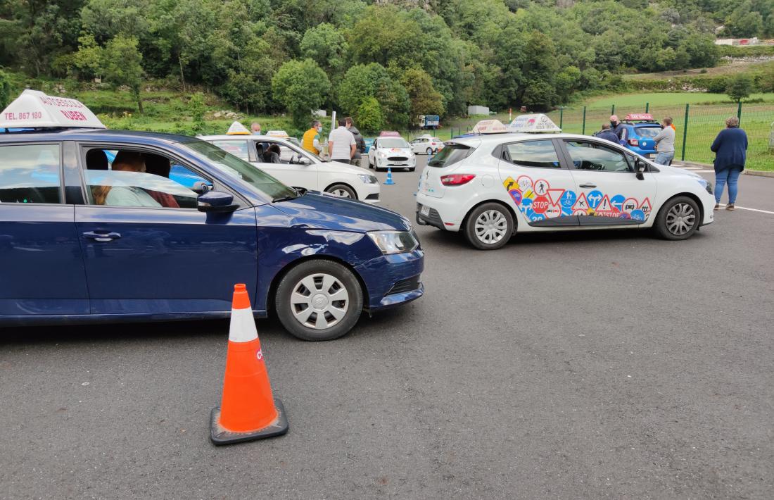 Vehicles de les autoescoles en el camp de pràctiques de conduir del Govern.