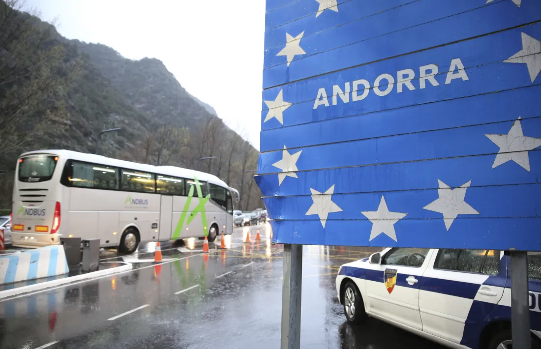 Pel nord no la van deixar passar perquè no tenia precontracte i pel sud, per una renúncia que no coneixia.