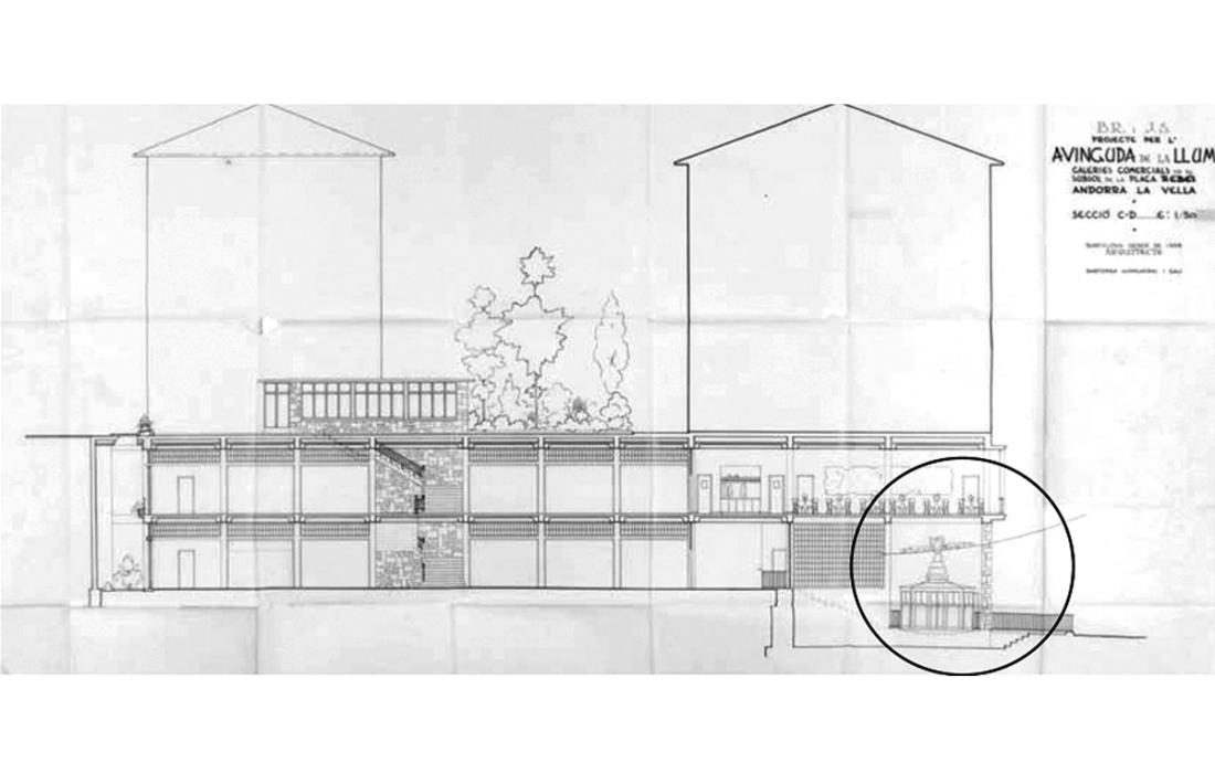 Encerclada, la sortida del telefèric des del complex comercial de la plaça Rebés, direcció Prat Primer. El va projectar el 1958 l’arquitecte Josep Maria Sostres sota els auspicis de Bartomeu Rebés.